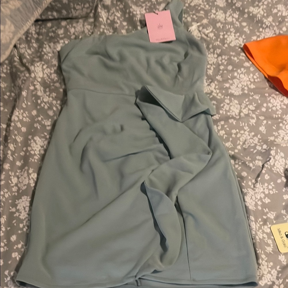 Elegant Women's Dress in Soft Green